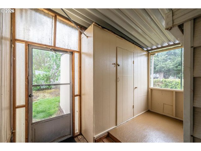 1400 CANDLELIGHT Dr 200, Eugene, OR 97402