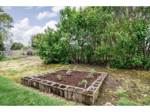 1400 CANDLELIGHT Dr 200, Eugene, OR 97402