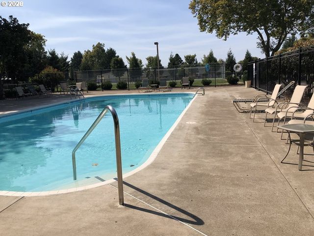 1400 CANDLELIGHT Dr 200, Eugene, OR 97402