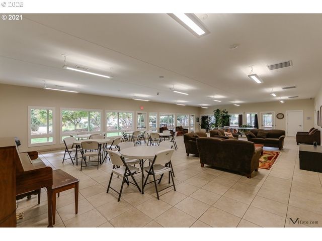 1400 CANDLELIGHT Dr 200, Eugene, OR 97402