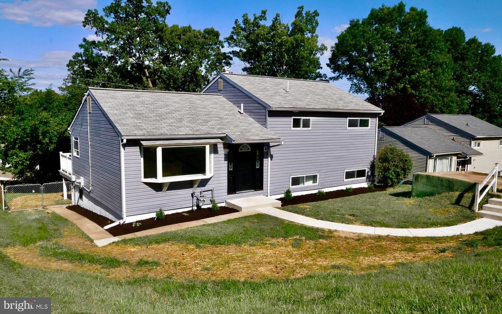 Image 1 of property listing at 5815 HERON DR, Baltimore, MD 21227