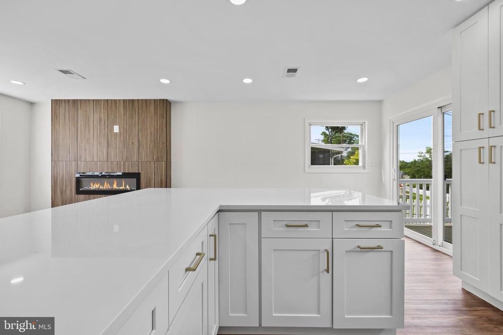 Image 10 of property listing at 5815 HERON DR, Baltimore, MD 21227