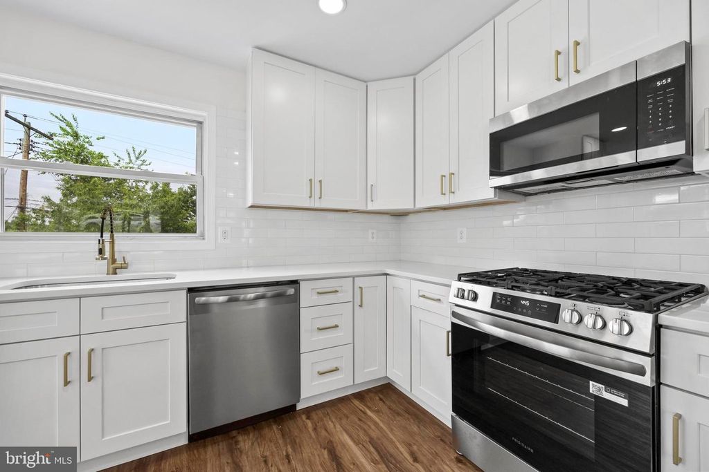 Image 11 of property listing at 5815 HERON DR, Baltimore, MD 21227