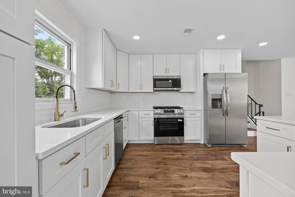 Image 12 of property listing at 5815 HERON DR, Baltimore, MD 21227