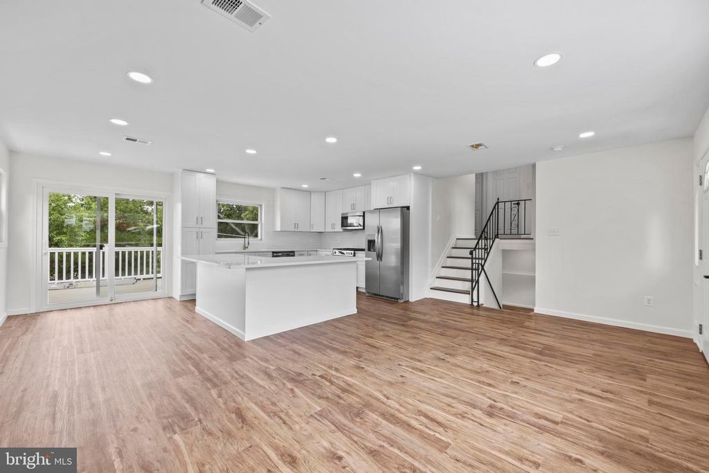 Image 13 of property listing at 5815 HERON DR, Baltimore, MD 21227