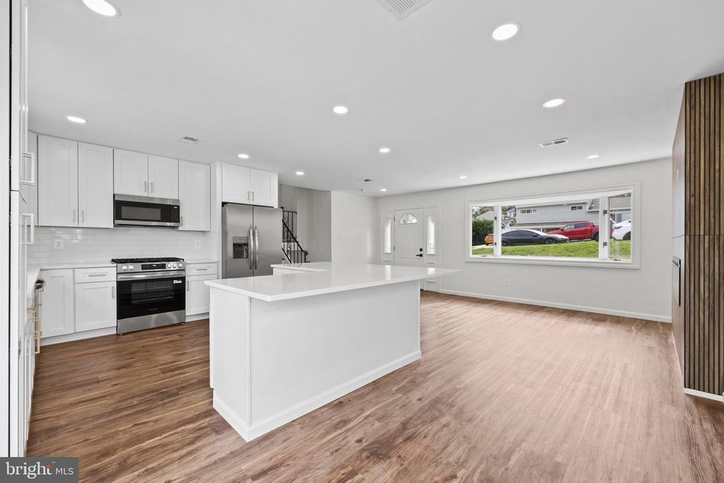 Image 14 of property listing at 5815 HERON DR, Baltimore, MD 21227