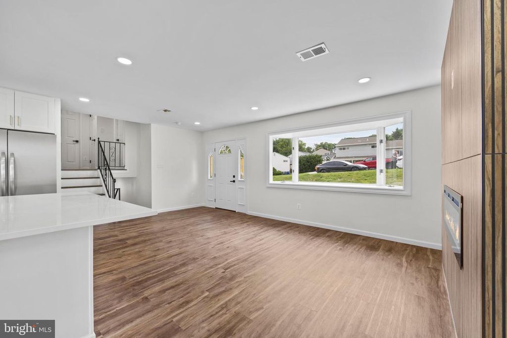 Image 15 of property listing at 5815 HERON DR, Baltimore, MD 21227