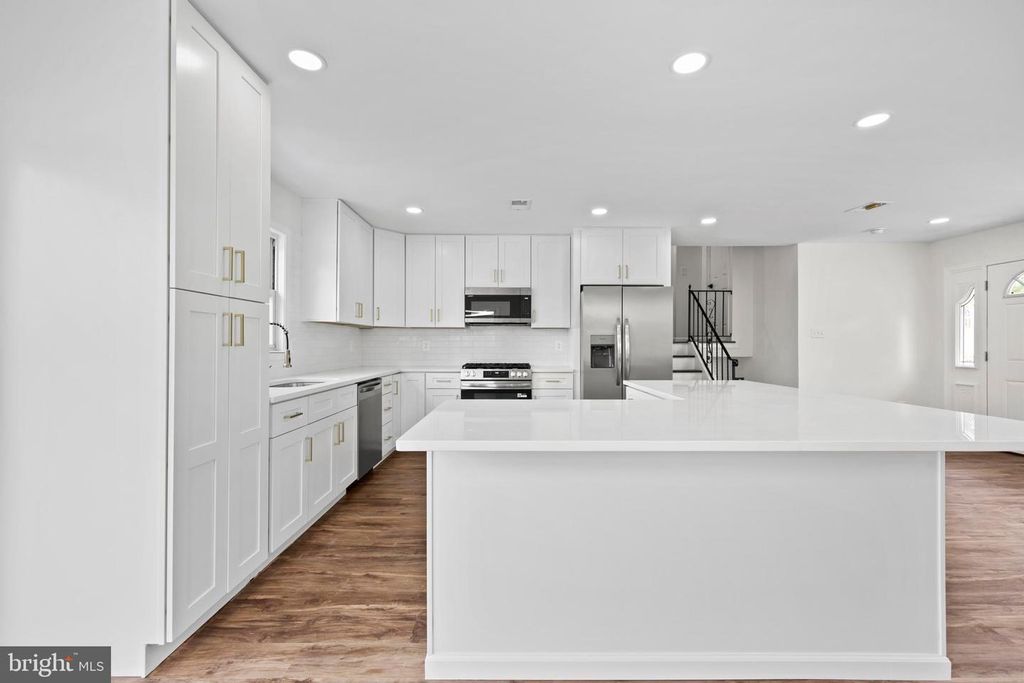 Image 16 of property listing at 5815 HERON DR, Baltimore, MD 21227