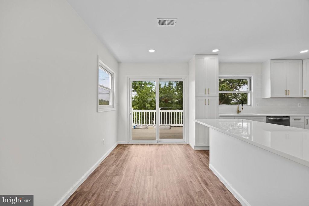 Image 17 of property listing at 5815 HERON DR, Baltimore, MD 21227