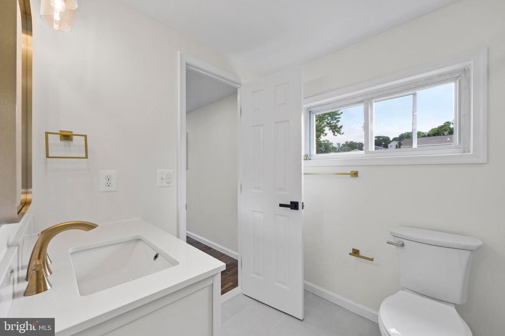 Image 18 of property listing at 5815 HERON DR, Baltimore, MD 21227