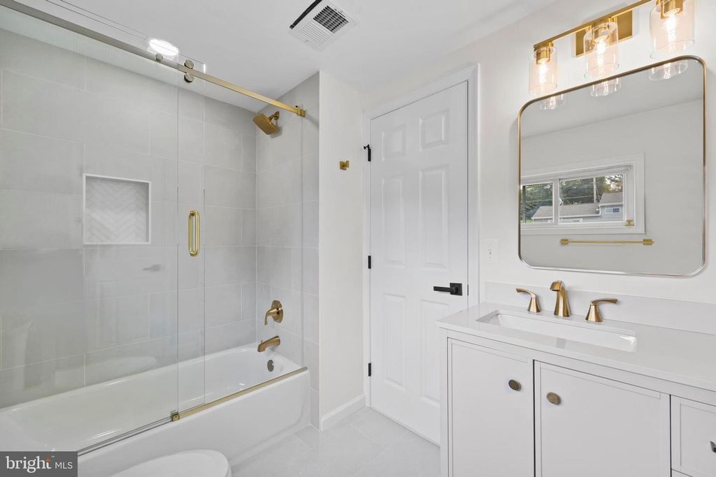 Image 19 of property listing at 5815 HERON DR, Baltimore, MD 21227