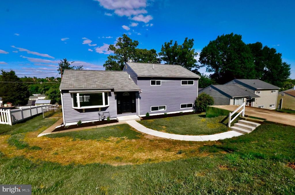 Image 2 of property listing at 5815 HERON DR, Baltimore, MD 21227