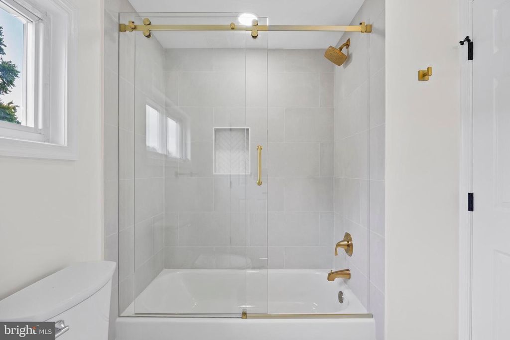 Image 20 of property listing at 5815 HERON DR, Baltimore, MD 21227