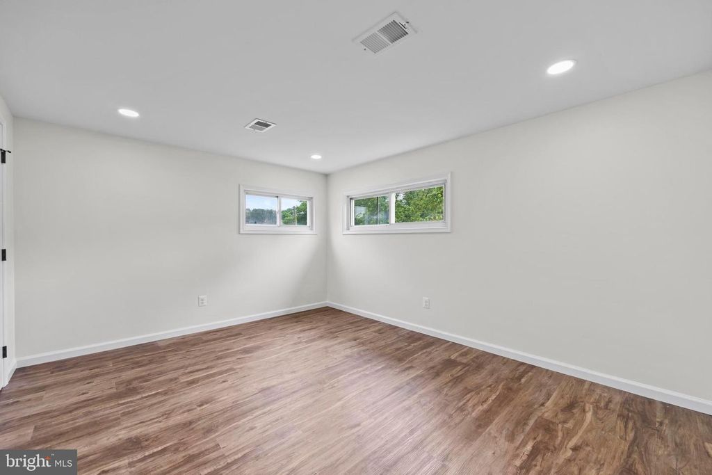 Image 21 of property listing at 5815 HERON DR, Baltimore, MD 21227