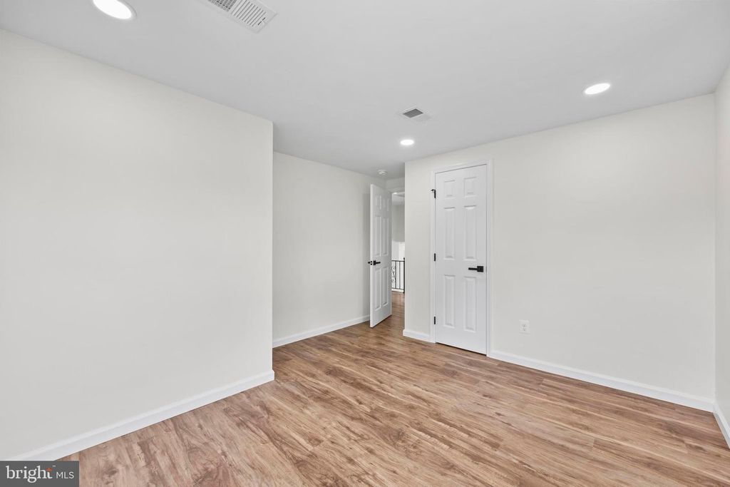 Image 22 of property listing at 5815 HERON DR, Baltimore, MD 21227