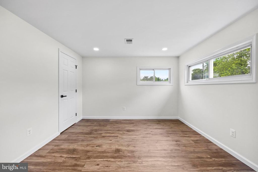 Image 24 of property listing at 5815 HERON DR, Baltimore, MD 21227