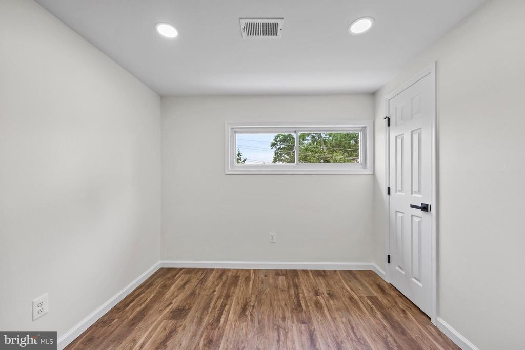 Image 25 of property listing at 5815 HERON DR, Baltimore, MD 21227