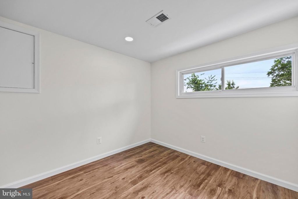 Image 26 of property listing at 5815 HERON DR, Baltimore, MD 21227