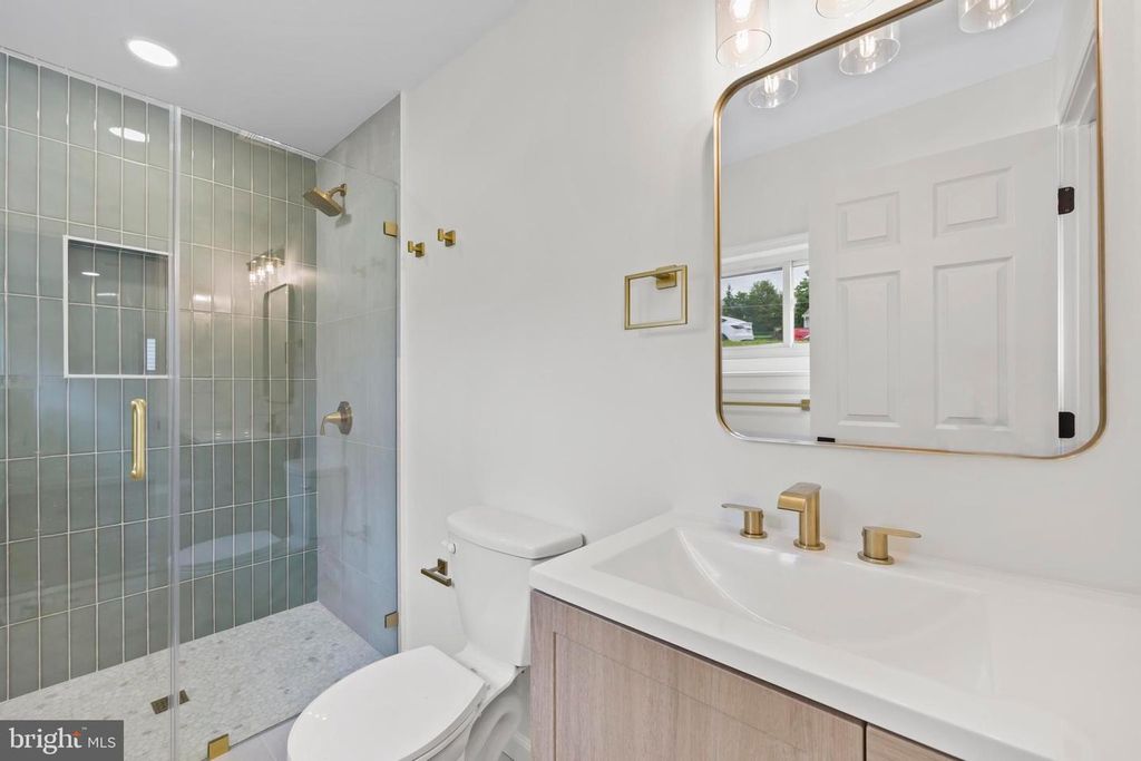 Image 28 of property listing at 5815 HERON DR, Baltimore, MD 21227