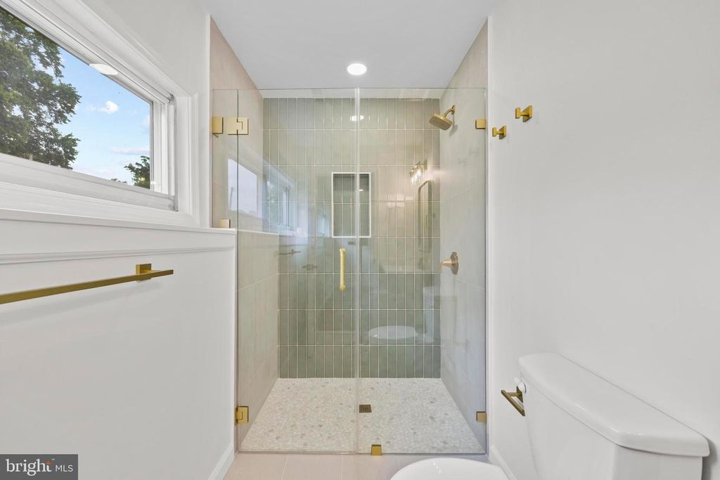 Image 29 of property listing at 5815 HERON DR, Baltimore, MD 21227