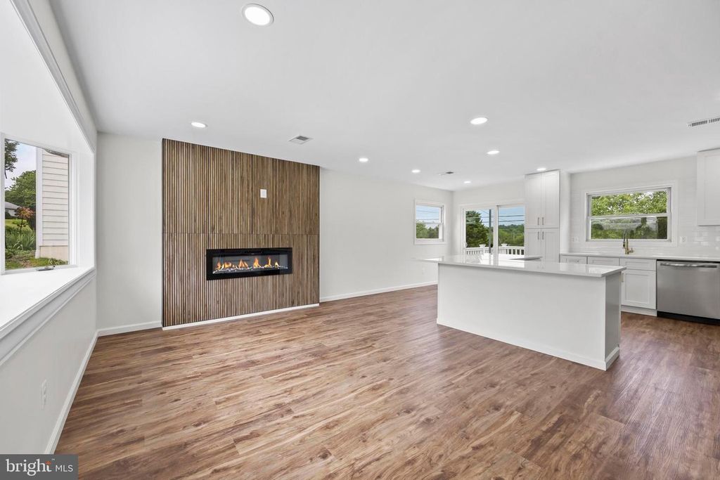 Image 3 of property listing at 5815 HERON DR, Baltimore, MD 21227