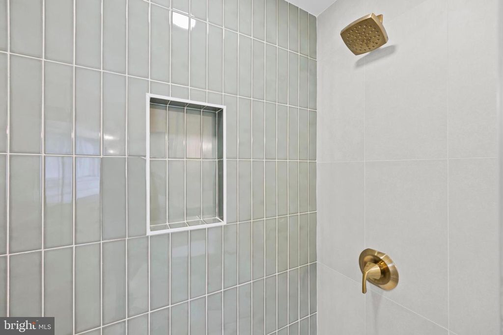 Image 30 of property listing at 5815 HERON DR, Baltimore, MD 21227