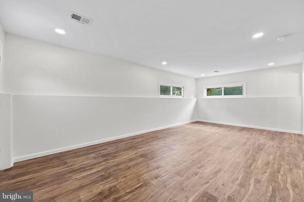 Image 32 of property listing at 5815 HERON DR, Baltimore, MD 21227