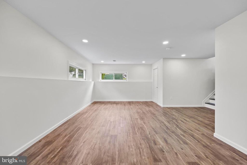 Image 33 of property listing at 5815 HERON DR, Baltimore, MD 21227
