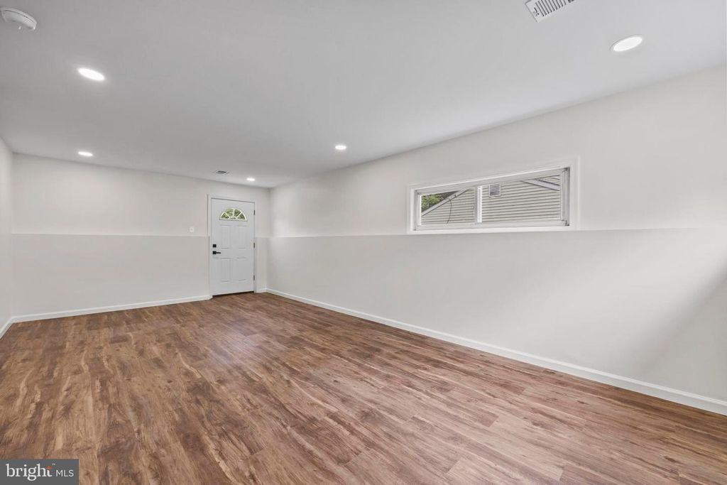 Image 34 of property listing at 5815 HERON DR, Baltimore, MD 21227