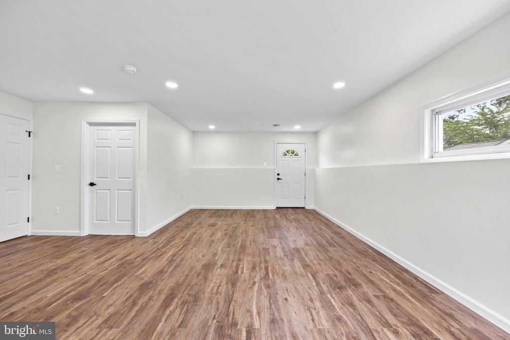 Image 35 of property listing at 5815 HERON DR, Baltimore, MD 21227