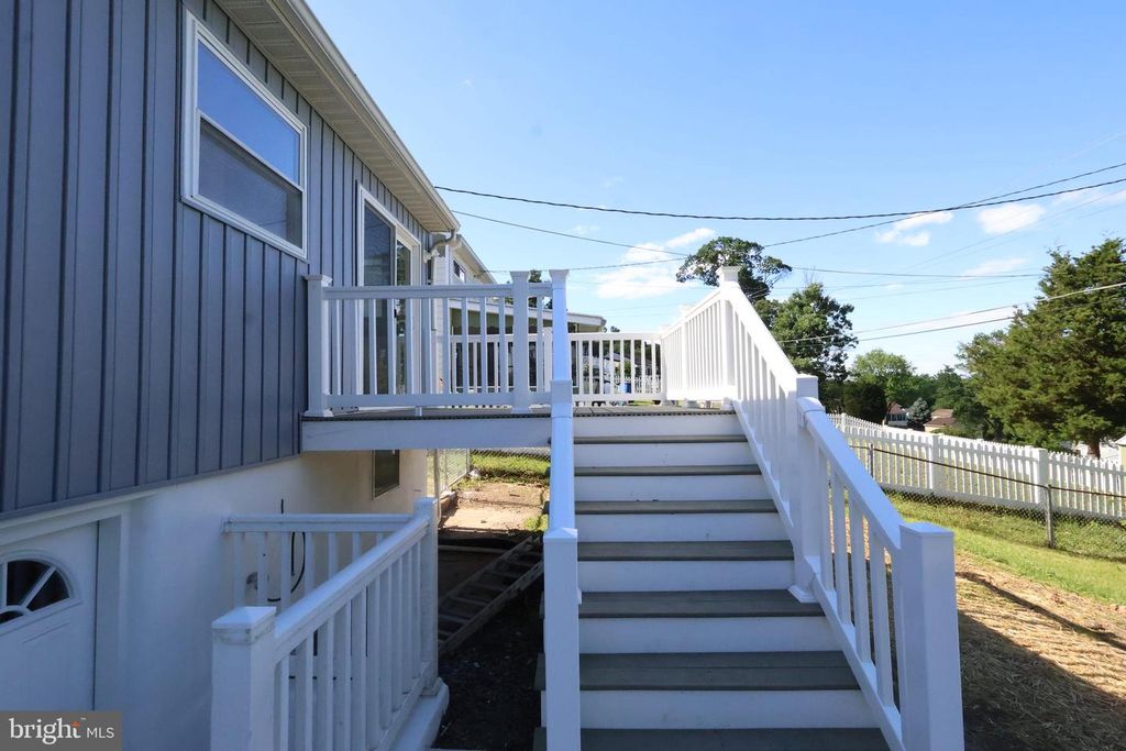 Image 37 of property listing at 5815 HERON DR, Baltimore, MD 21227