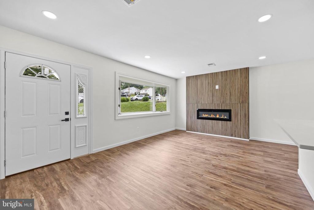 Image 4 of property listing at 5815 HERON DR, Baltimore, MD 21227
