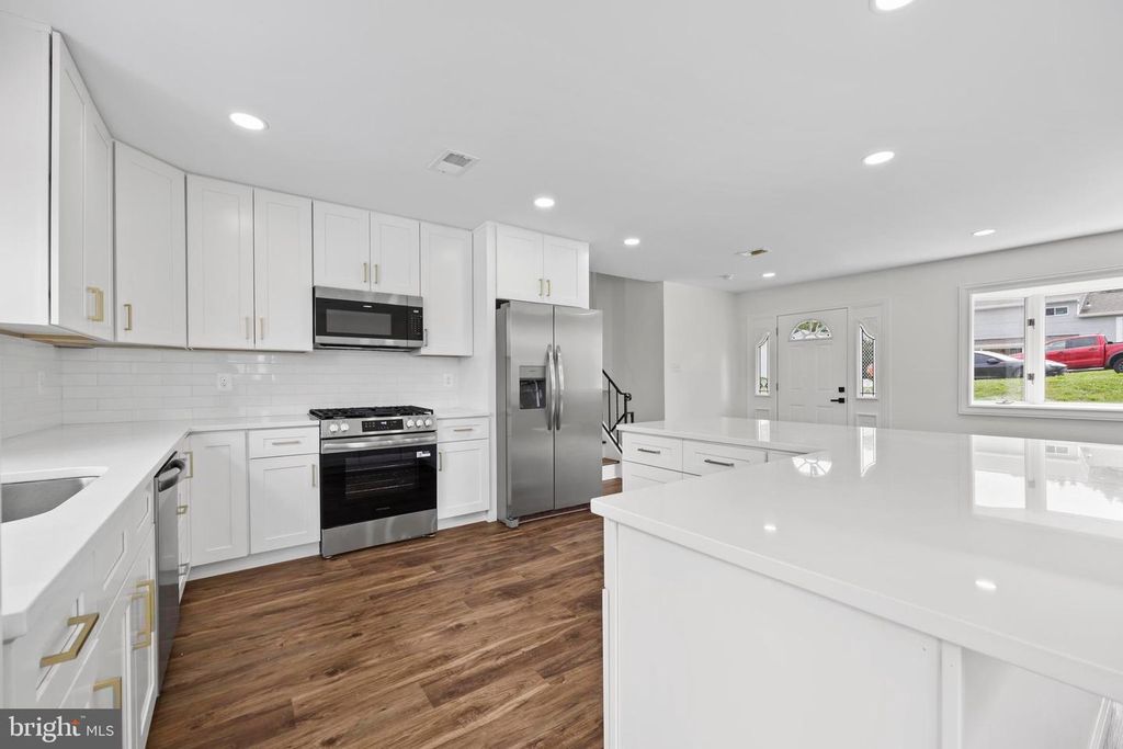 Image 5 of property listing at 5815 HERON DR, Baltimore, MD 21227