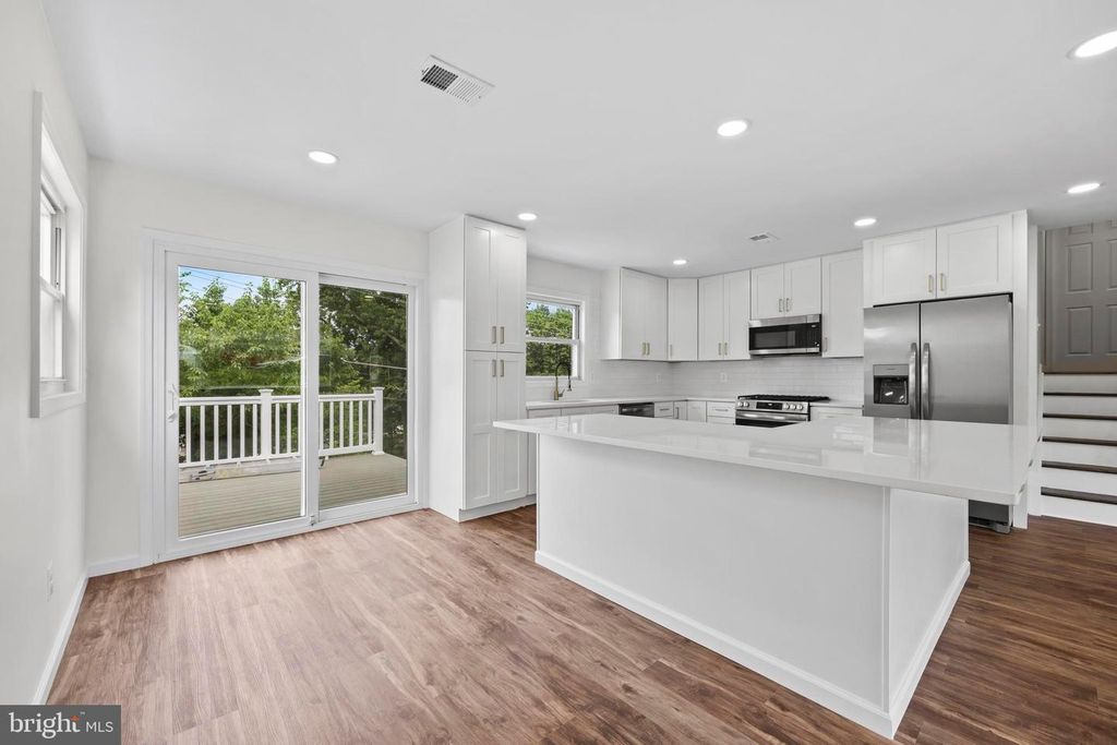 Image 6 of property listing at 5815 HERON DR, Baltimore, MD 21227