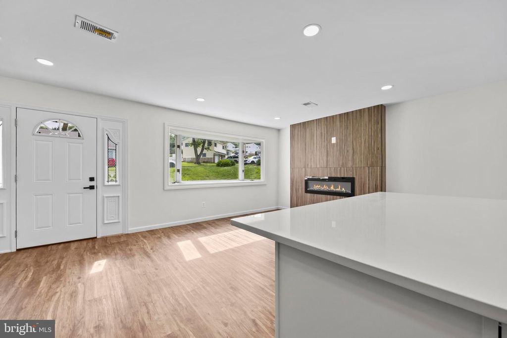 Image 7 of property listing at 5815 HERON DR, Baltimore, MD 21227
