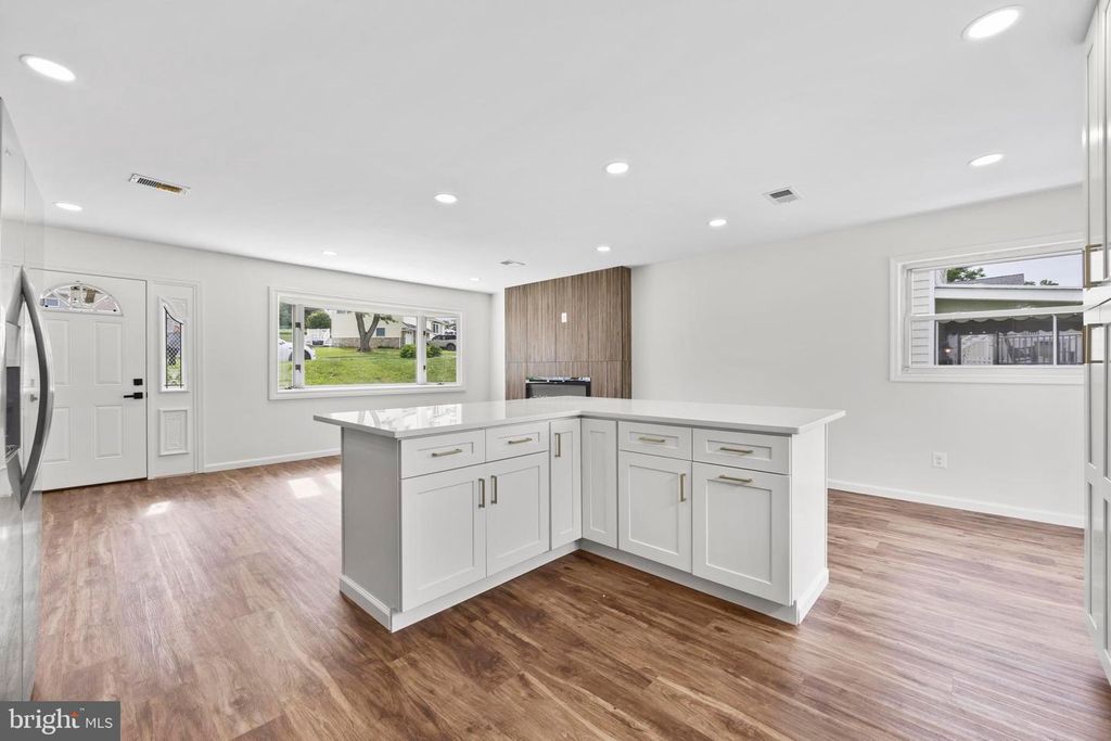Image 8 of property listing at 5815 HERON DR, Baltimore, MD 21227