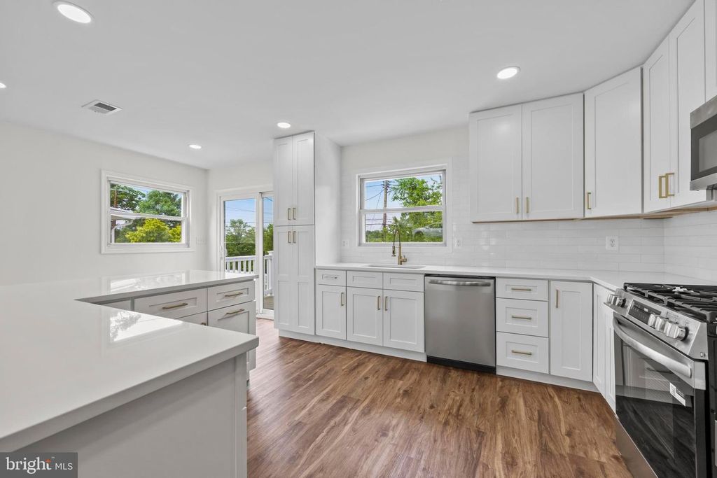 Image 9 of property listing at 5815 HERON DR, Baltimore, MD 21227
