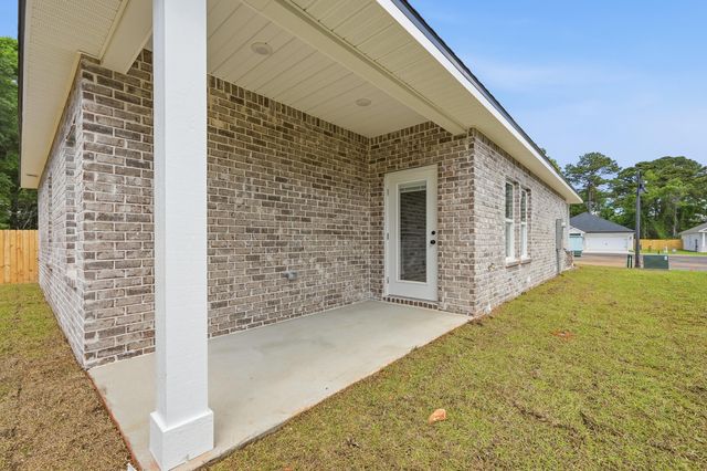 51 Sandhill Court, Freeport, FL 32439