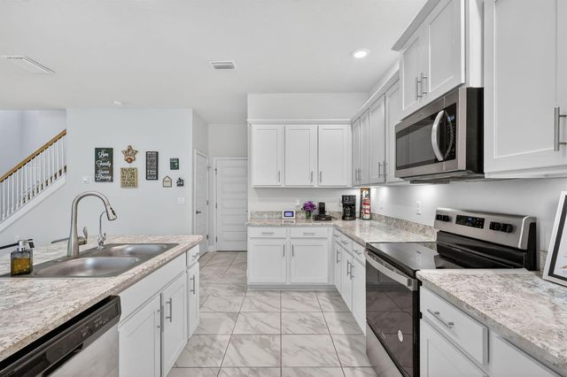 674 NE Turtleback Trail, Port St. Lucie, FL 34983