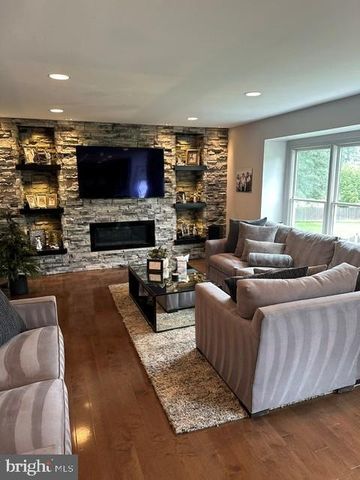 302 MALLARD LN, Langhorne, PA 19047