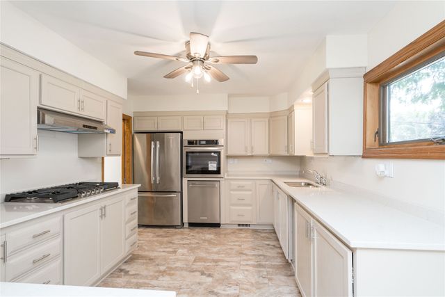 6391 Holcomb Avenue, Des Moines, IA 50322