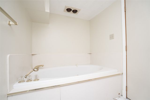 6391 Holcomb Avenue, Des Moines, IA 50322