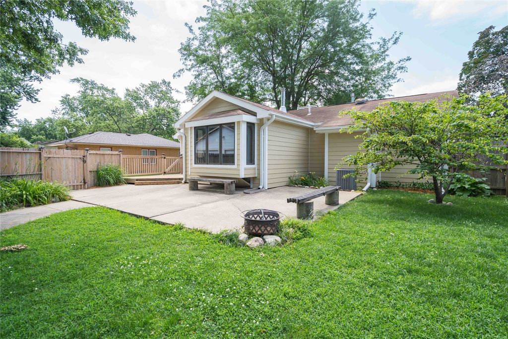6391 Holcomb Avenue, Des Moines, IA 50322