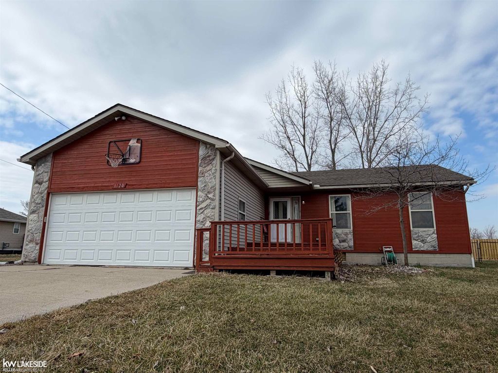 1120 West Boulevard, Marine City, MI 48039