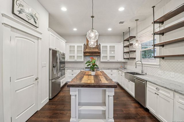 115 E Evergreen, Boerne, TX 78006