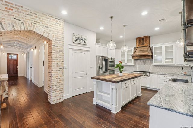 115 E Evergreen, Boerne, TX 78006