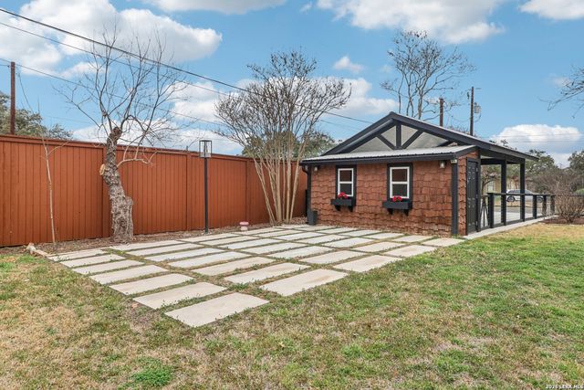 115 E Evergreen, Boerne, TX 78006