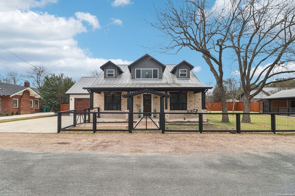 115 E Evergreen, Boerne, TX 78006