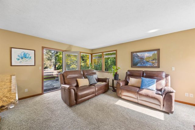 702 W Briar Cliff Ct, Spokane, WA 99218