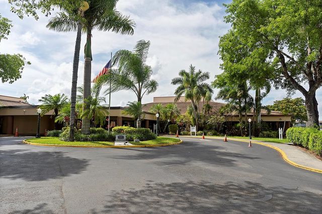 9370 Sunrise Lakes Boulevard 304, Sunrise, FL 33322